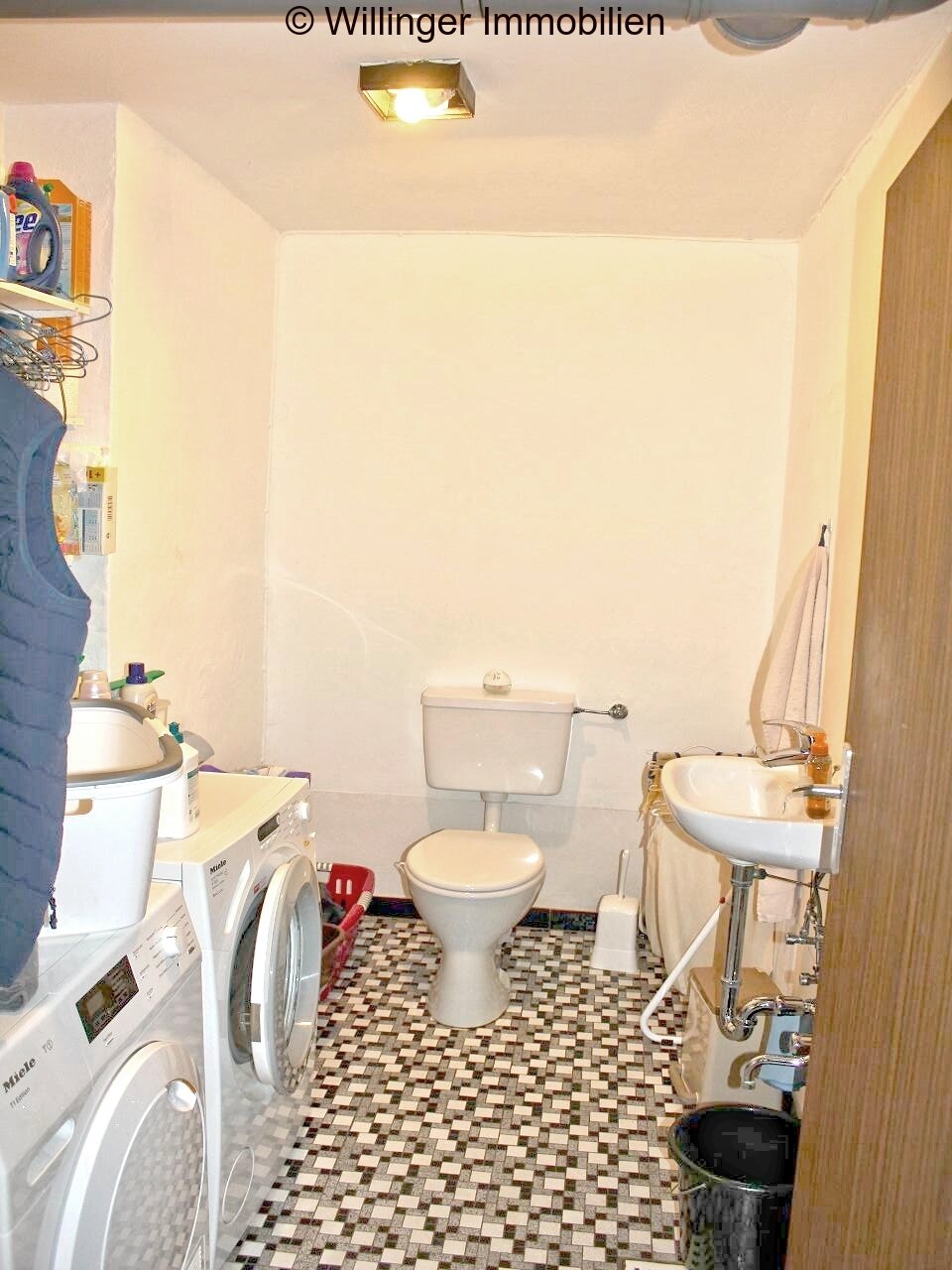 . Waschraum mit Toilette Erdgeschoss