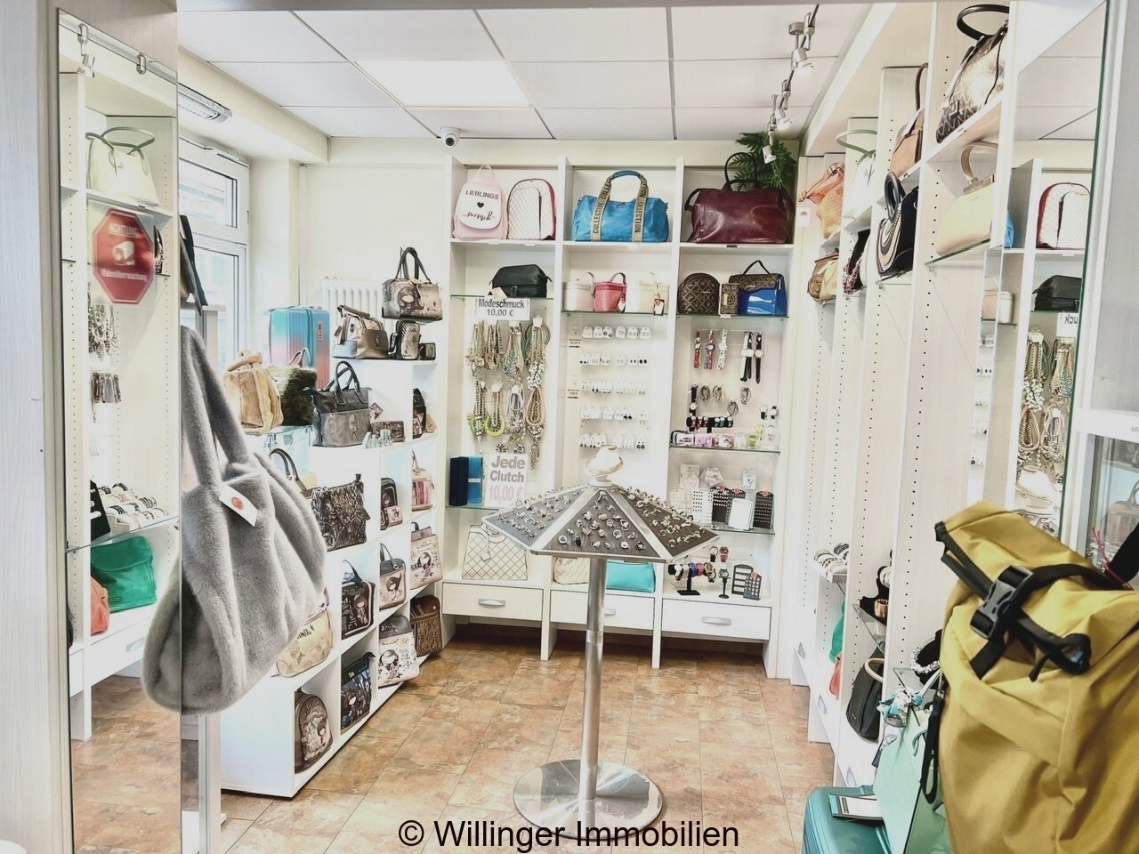 Verkaufsraum mit intelligenter Wandnutzung und modularem Präsentationssystem