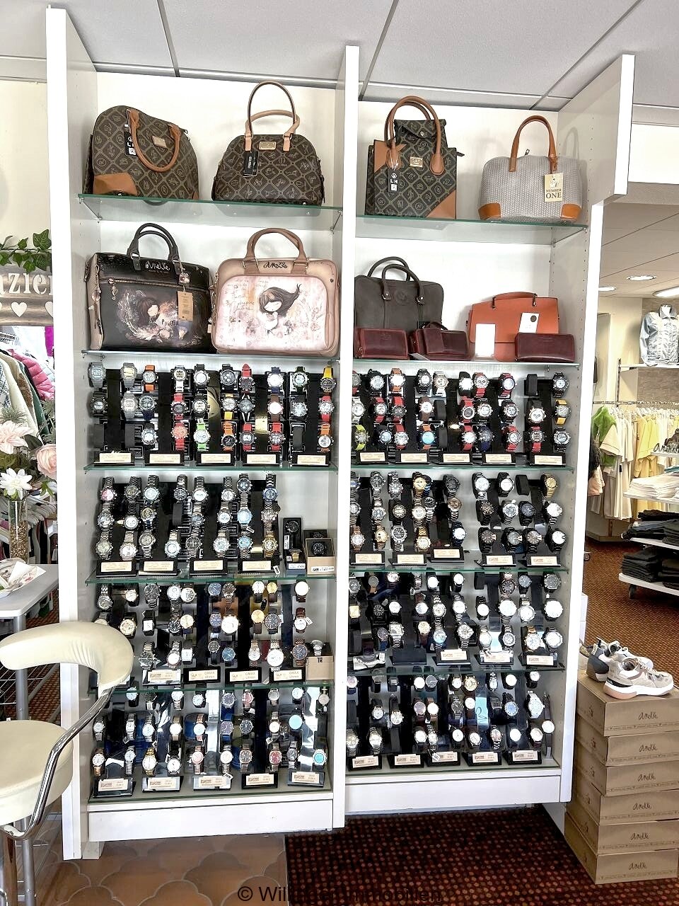 Verkaufsraum mit professioneller Vitrinensystem-Ausstattung und optimaler Produktpräsentation