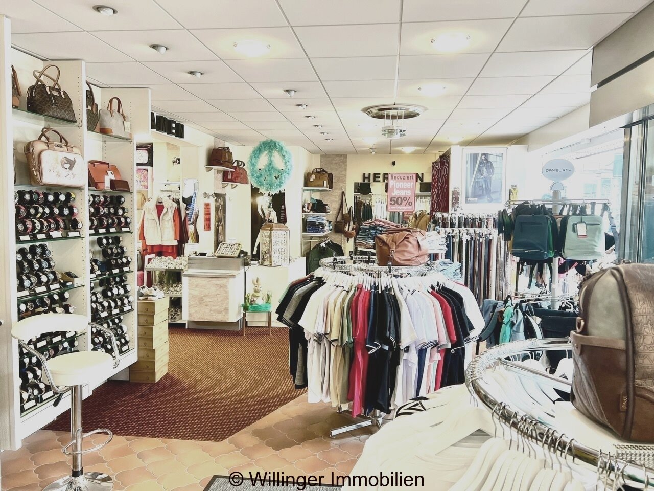 Verkaufsraum mit großflächiger Wandpräsentation und moderner Deckeninfrastruktur