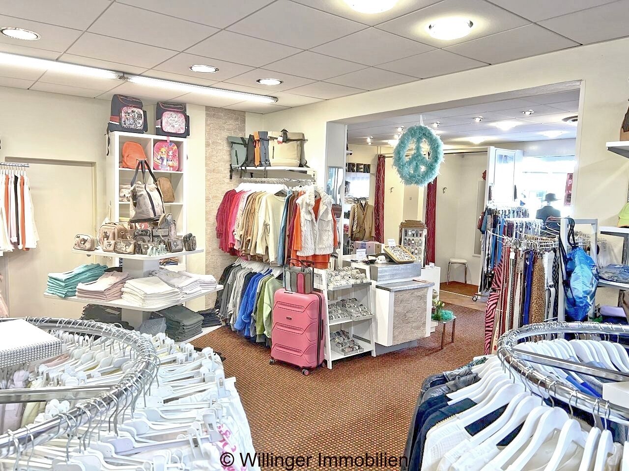 Verkaufsraum mit vielseitiger Präsentationsfläche und professioneller Lagerausstattung