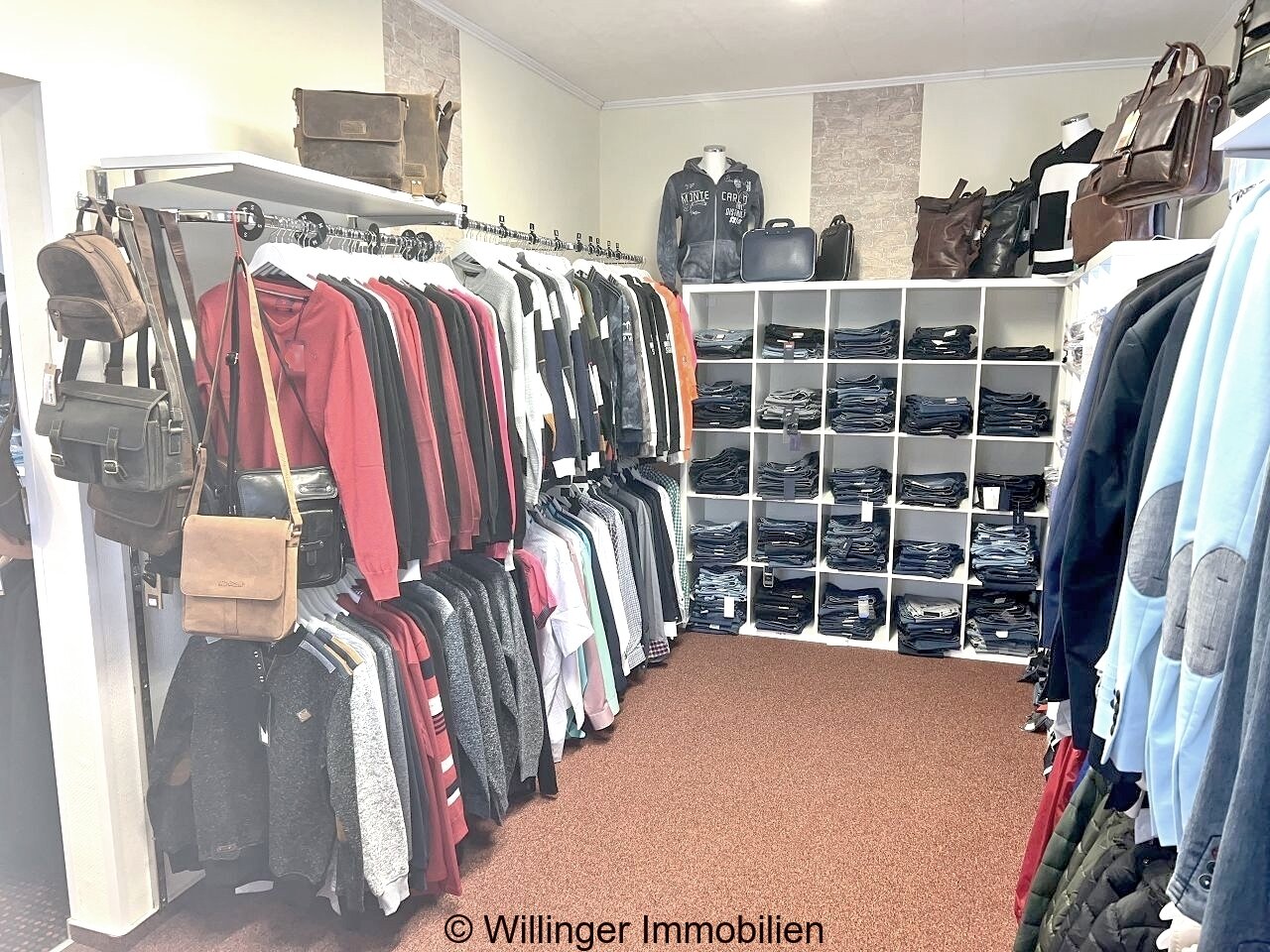 Geräumiger Verkaufsraum mit flexibler Warenpräsentation und moderner Infrastruktur