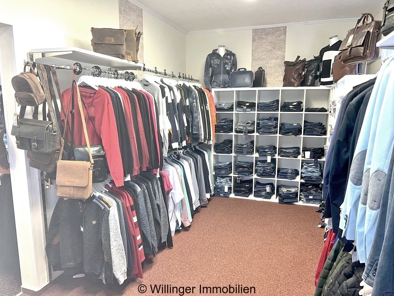 Geräumiger Verkaufsraum mit flexibler Warenpräsentation und moderner Infrastruktur