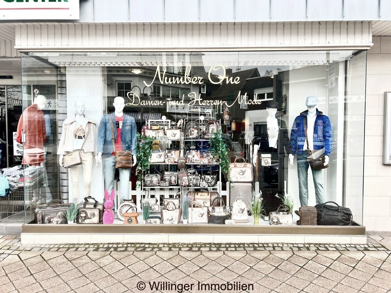 Helles Schaufenster mit optimaler Präsentationsfläche und bodentiefer Verglasung