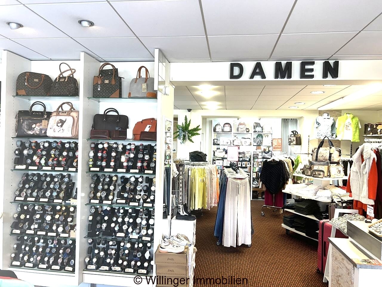 Verkaufsraum mit professioneller Vitrinensystem-Ausstattung und optimaler Schmuckpräsentation