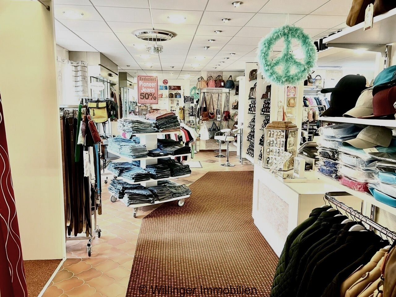 Verkaufsraum mit offener Raumstruktur und vielfältigen Präsentationsmöglichkeiten