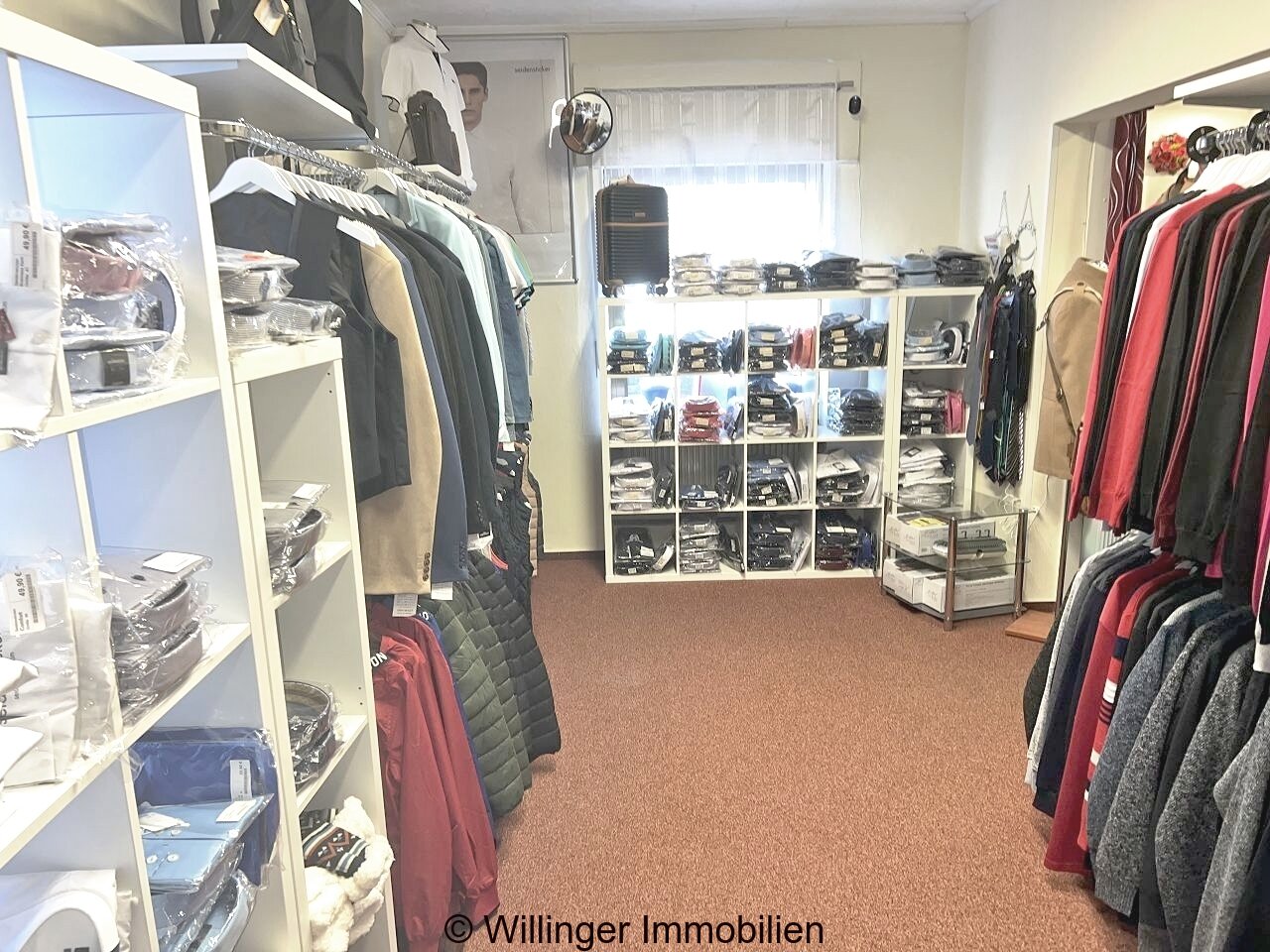 Funktionale Verkaufsfläche mit durchdachtem Regalsystem und optimaler Warenpräsentation