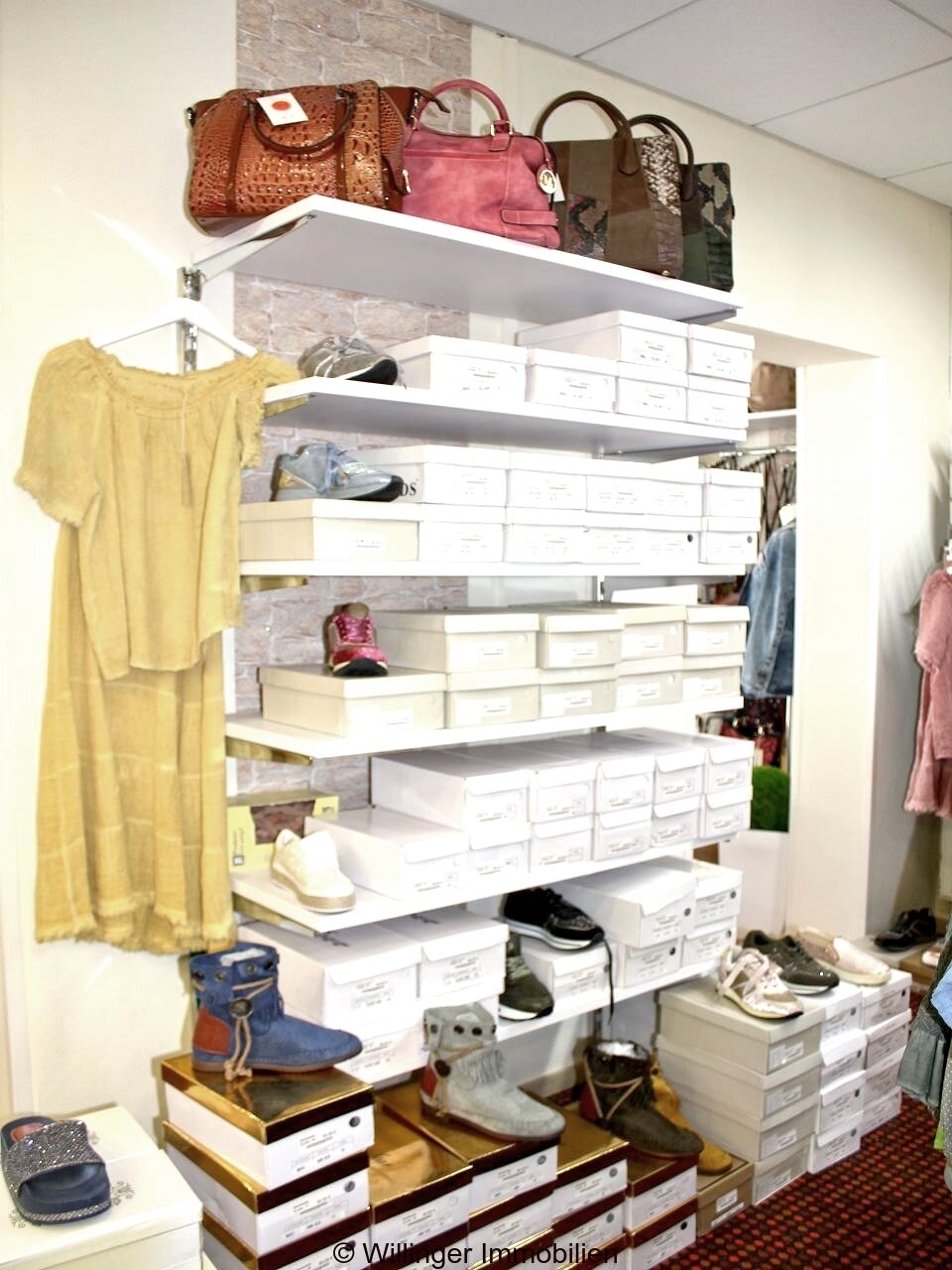 Lagerbereich mit intelligenter Boxen-Organisationssystem und effizienter Raumnutzung