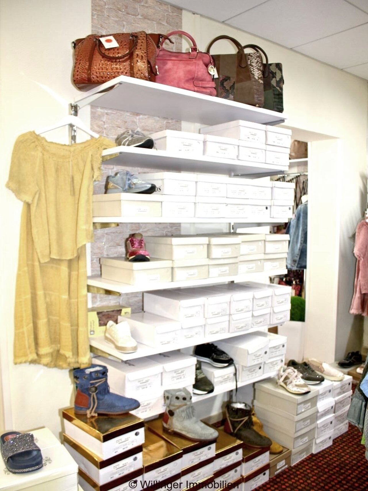 Lagerbereich mit intelligenter Boxen-Organisationssystem und effizienter Raumnutzung